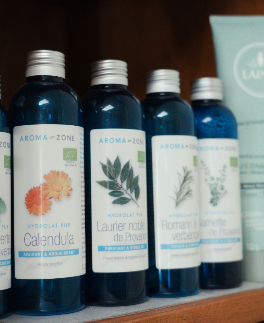 Produits d’aromathérapie – Dr Stéphanie Gouiran Hydrolats de calendula, laurier et romarin utilisés au cabinet du Dr Stéphanie Gouiran à Carry-le-Rouet dans une démarche d’aromathérapie.