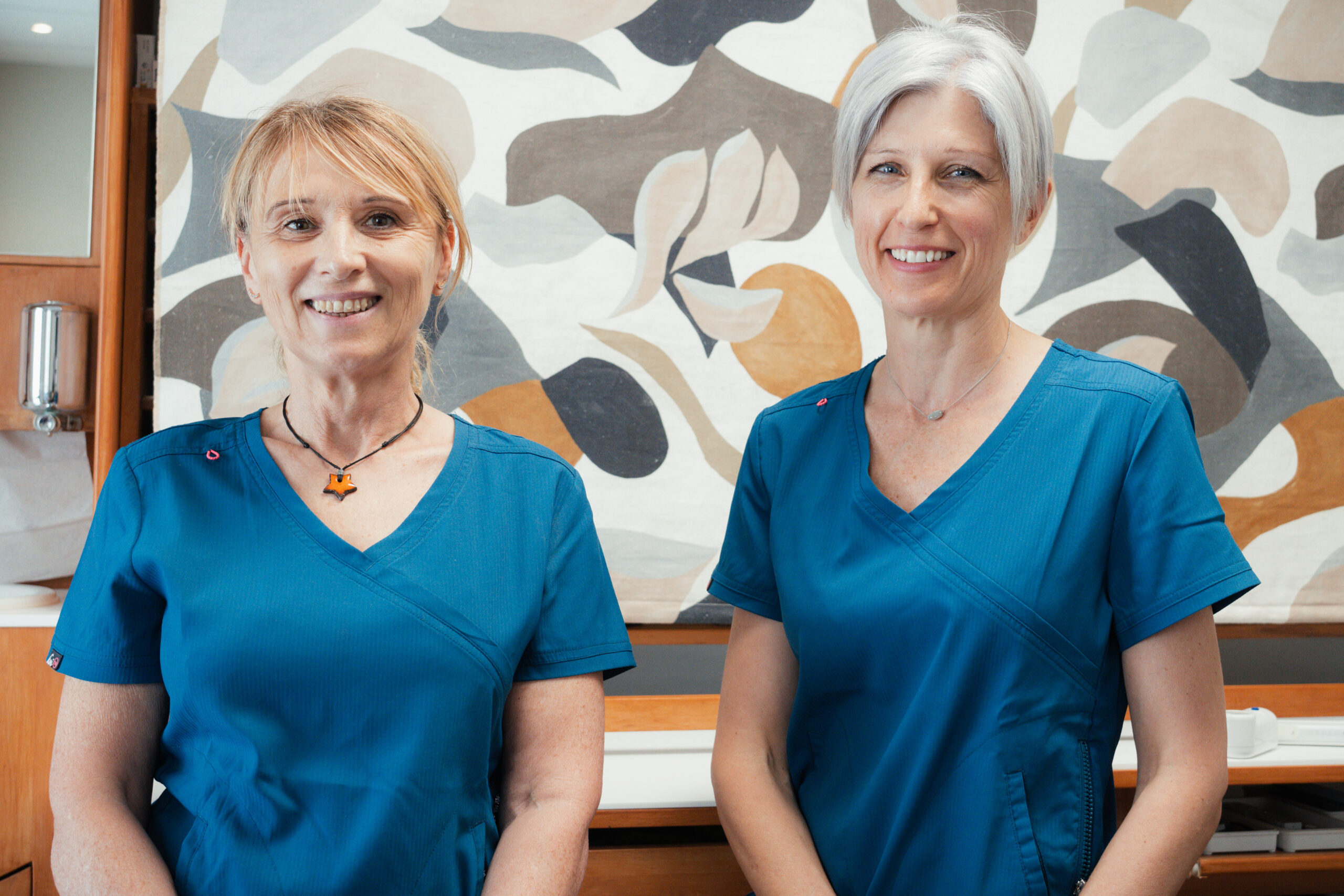 Dentistes du cabinet à Carry-le-Rouet en tenue bleue.